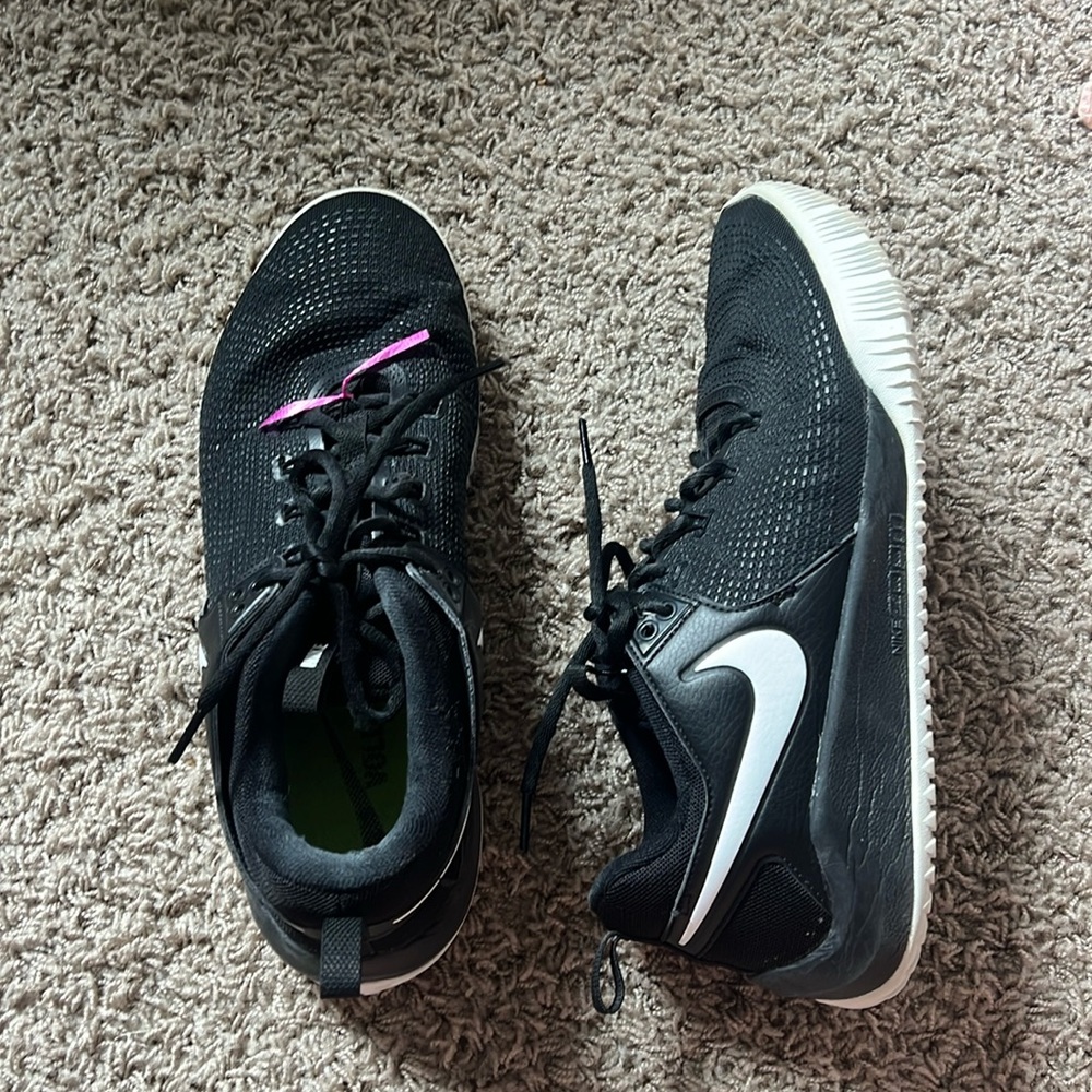 (Ribbon is removable) Unisex volleyball shoes in good condition. Size:W12 M10.5